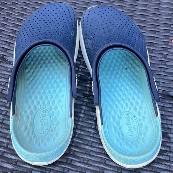 Women’s Crocs SZ 7 - Picture 2 of 6